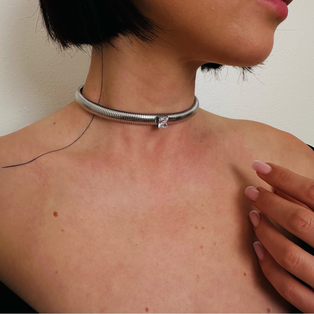 New Sleek Silver Choker Necklace with Minimalist Charm - Picture 4 of 9